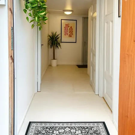 아파트 Twin Flat 2nd Floor Centre - Norwegians Minimum Age 25 *