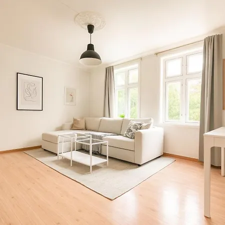Twin Flat 2nd Floor Centre - Norwegians Minimum Age 25