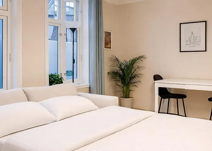 Twin Flat 2nd Floor Centre - Norwegians Minimum Age 25 *