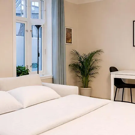 Twin Flat 2nd Floor Centre - Norwegians Minimum Age 25 *